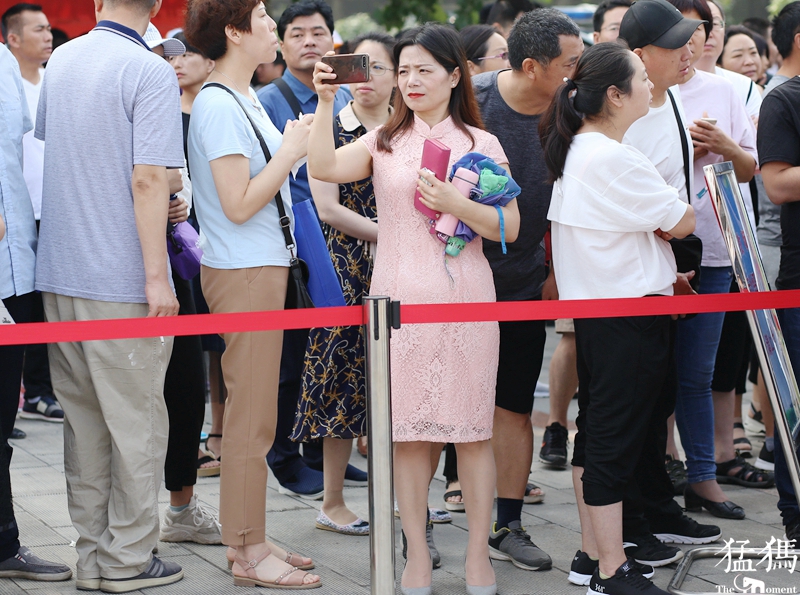 考生母亲身穿旗袍为孩子加油:祝你们"旗开得胜"_高考