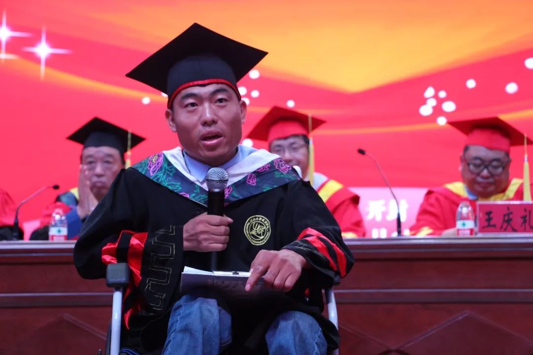 毕业生代表李创业努力实现自己的梦想和人生价值不给人生留下遗憾