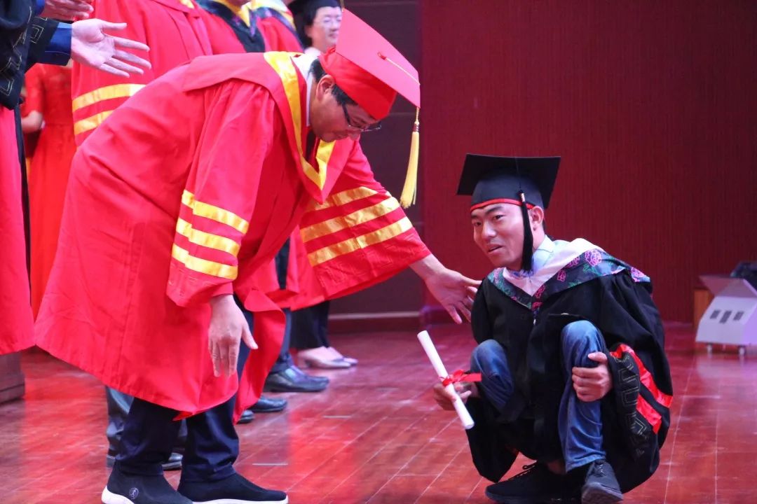 毕业生代表李创业努力实现自己的梦想和人生价值不给人生留下遗憾