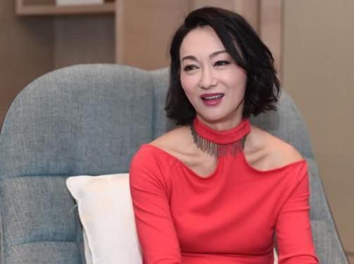 3岁坐牢12岁当舞女39岁抑郁自杀今59岁依然相信爱情