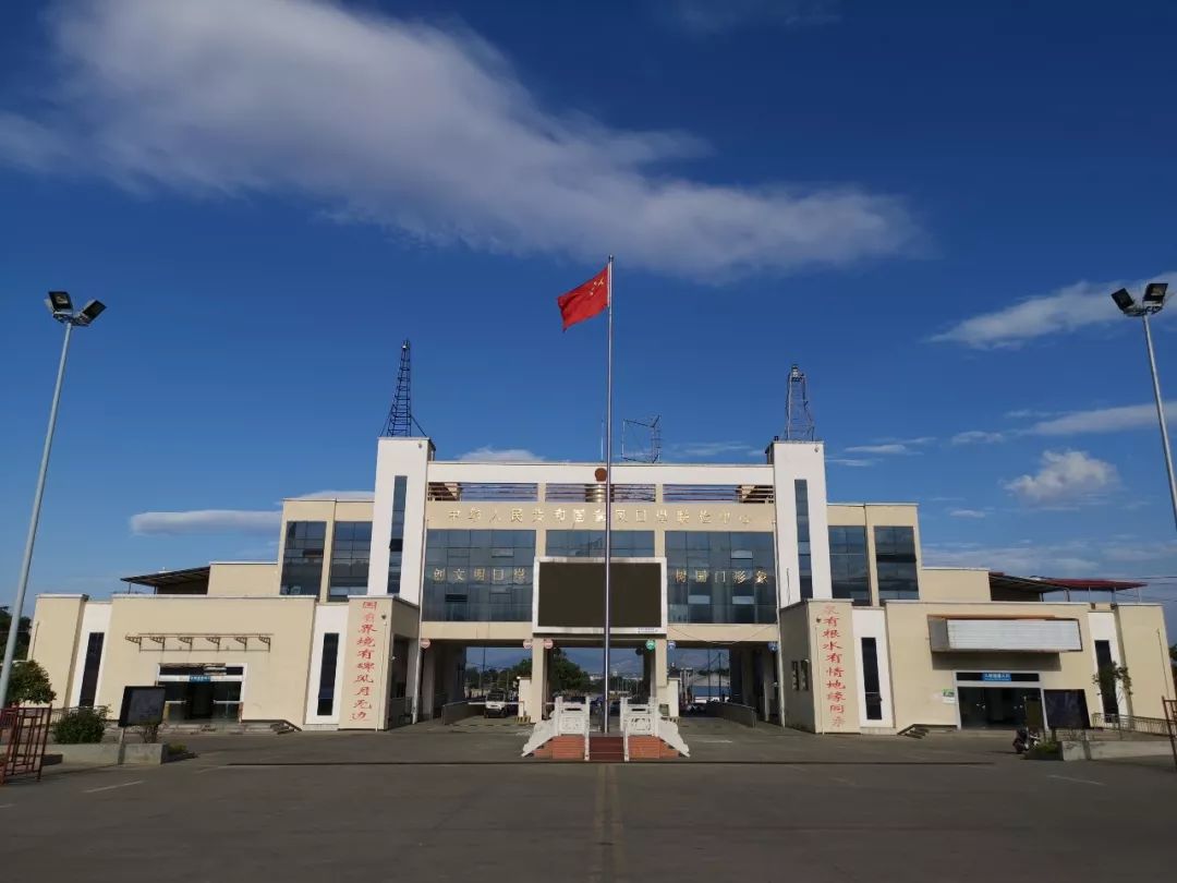 树下的胞波情瑞丽出入境边检站章凤分站架起中缅友谊桥梁