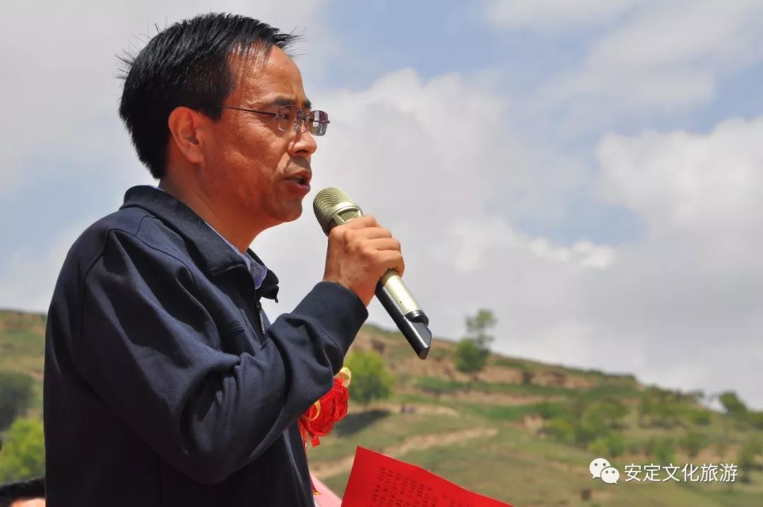 定西天毓旅游开发公司董事长杨树祯介绍李家岔生态旅游景区建设情况