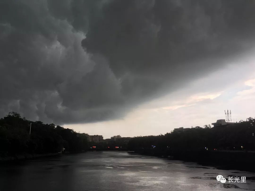 骤雨连绵什么意思,骤雨的怎么解释,骤雨雷鸣的意思_大山谷图库
