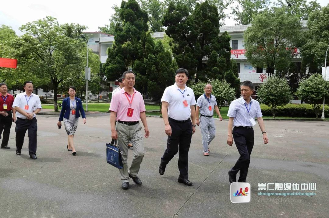 县政协主席高自辉在副县长傅燕萍陪同下,来到崇仁县第一中学高考考点