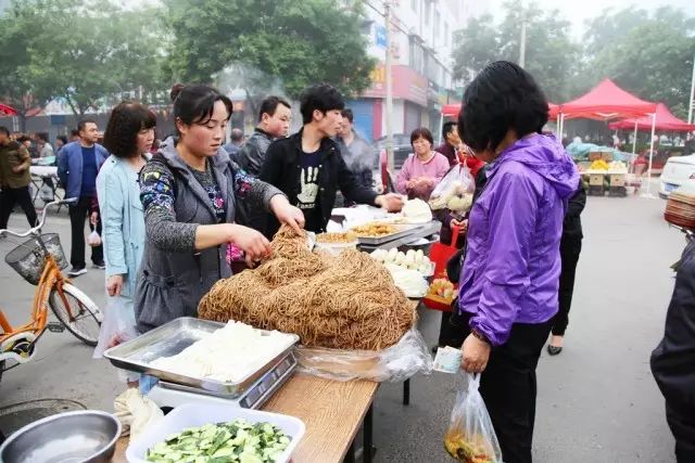 長武餄絡面,加上幾片熟肉,那個味道~~怎麼少得了燒雞白糖油糕,紅糖油