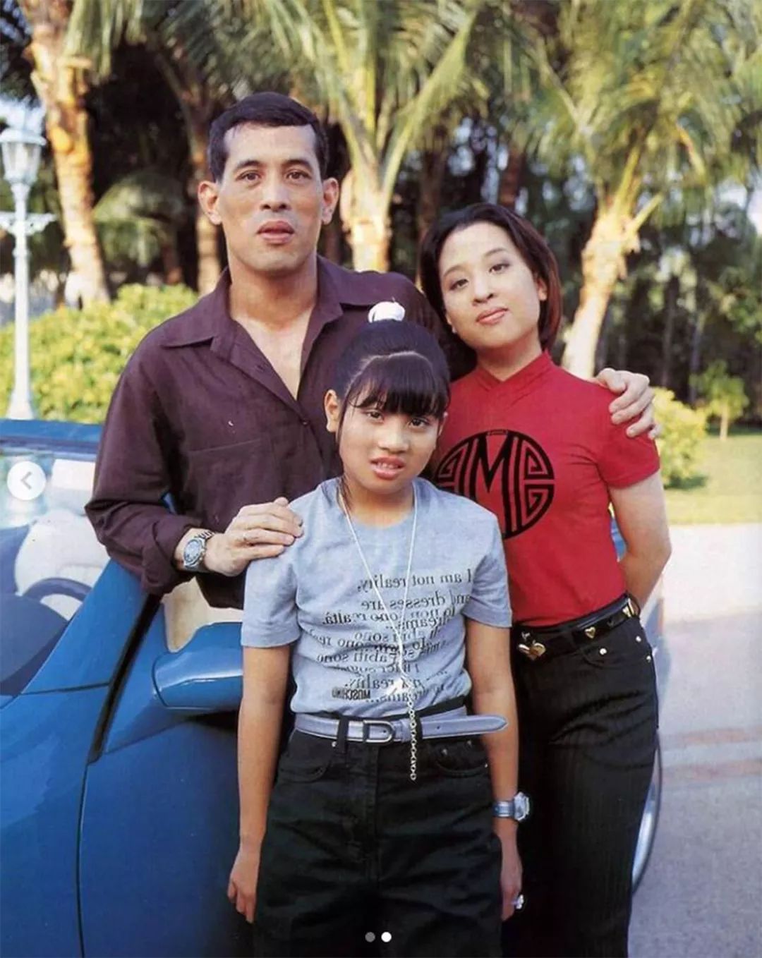 泰国公主晒姐妹照!国王老爸搂两女儿一脸幸福,父女三人感情亲密