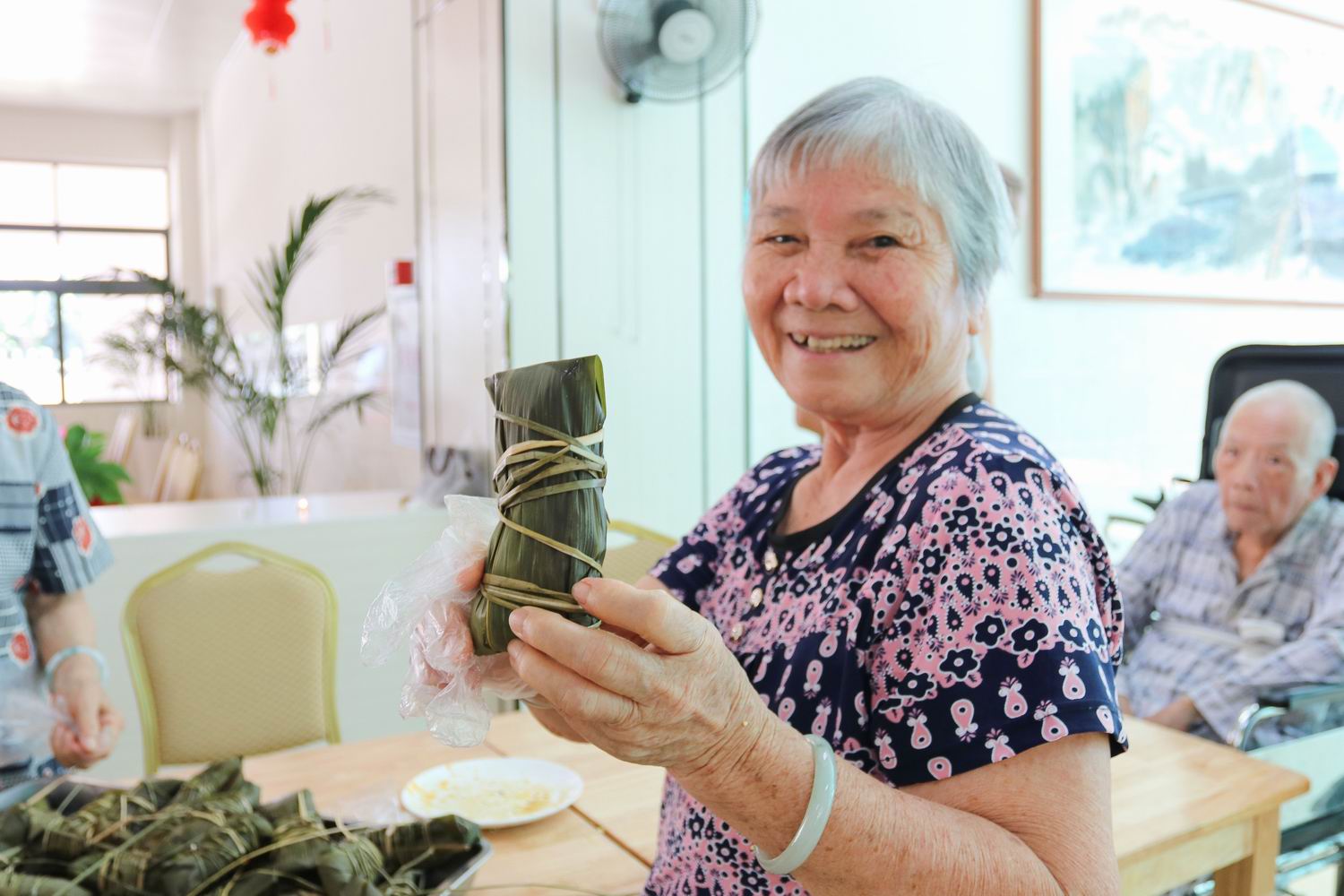 浓情端午养老中心老人包粽子喜过端午