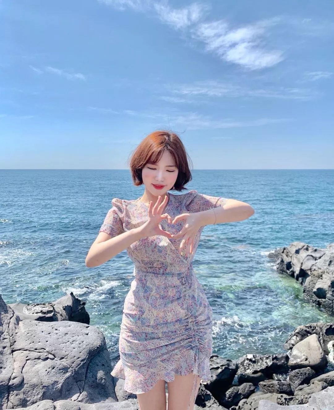 搭配空气刘海短发发型路肩上衣有点小性感脸型肉肉的女生剪短发可爱