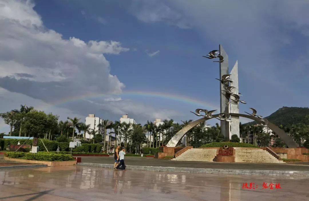 双彩虹横跨在平沙镇的道路上见到彩虹,可以幸运一整天.