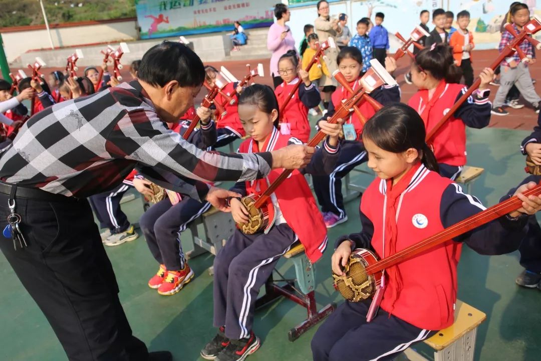 校园风采长阳实验小学首届教师南曲弹唱比赛