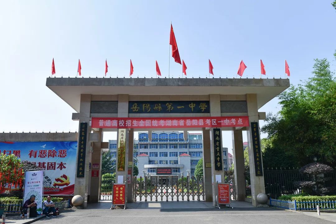 才展经纶,万里江山谁指点.胸藏锦绣,千秋事业我担当.