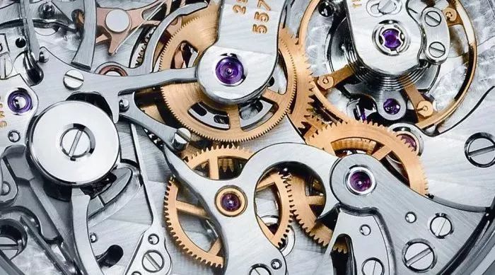 它只有一个动力源——发条,发条储能,再通过很多齿轮的组合来带动三根