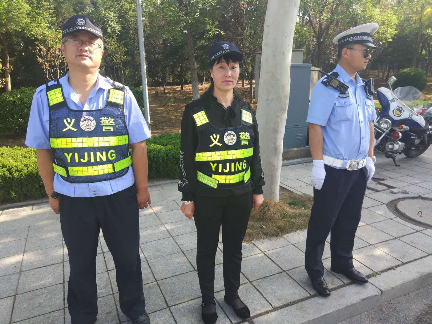 你微笑高考我开心志愿招远义警志愿者在行动