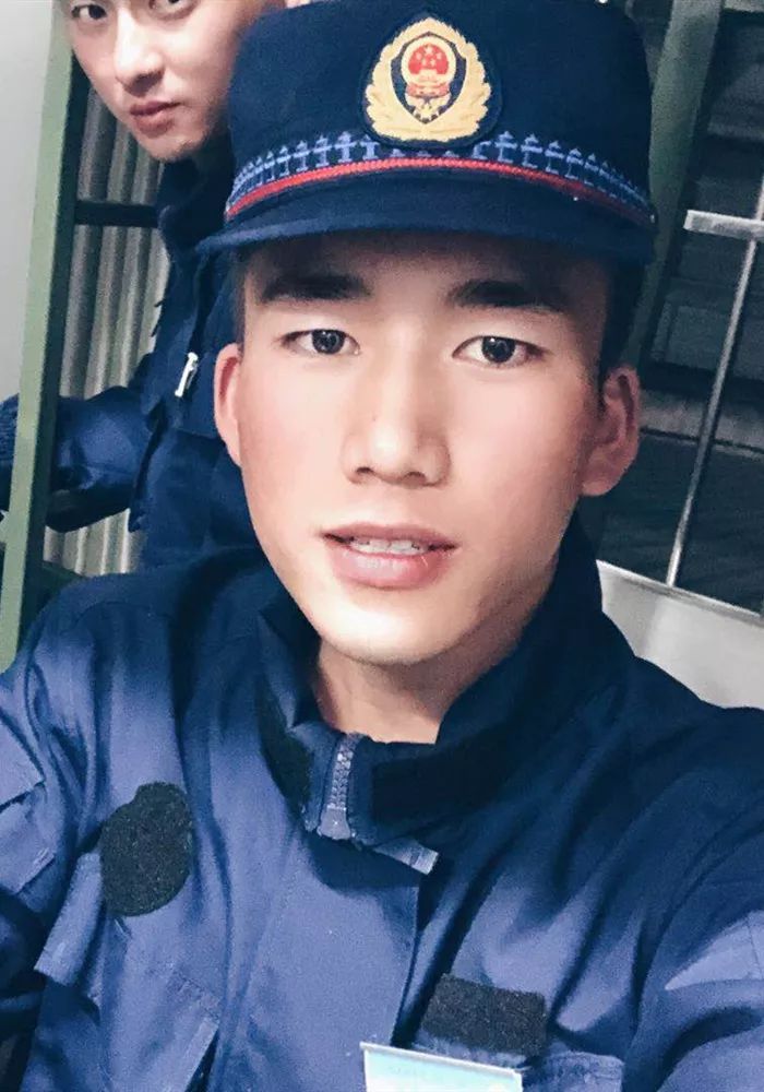 贵州新入职消防员满月照曝光网友亲妈都认不出