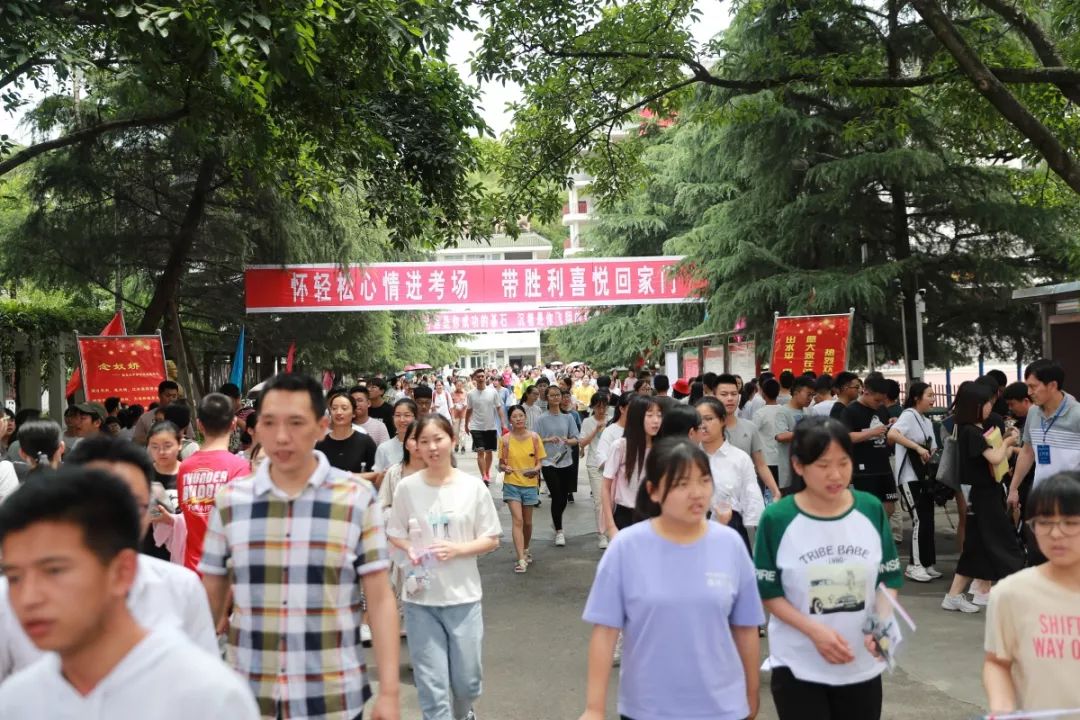 考点分别设在阆中中学和东风中学