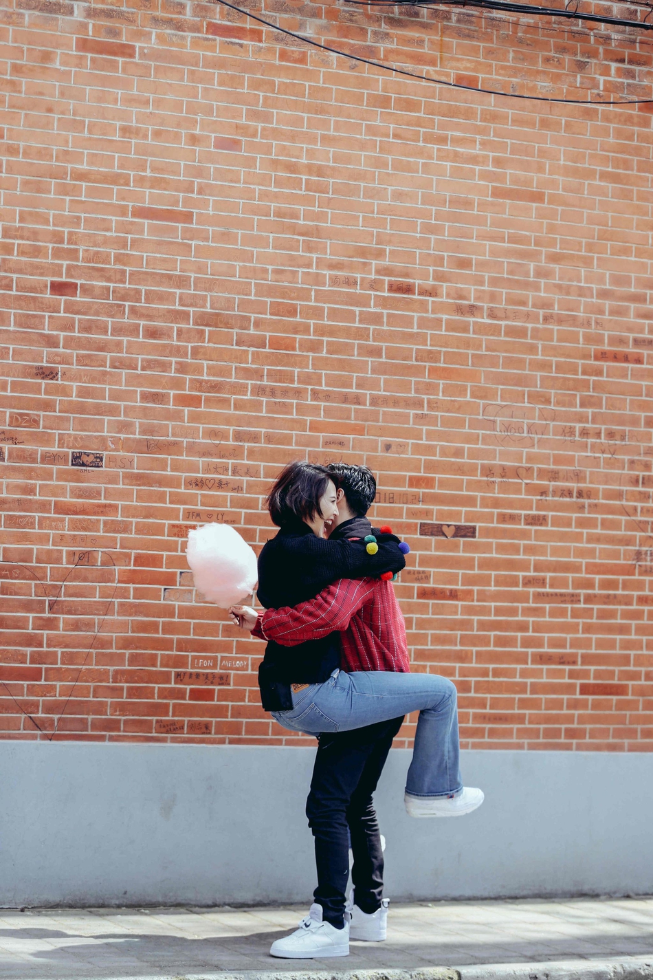 张晋携家人录节目太甜了蔡少芬套头针织衫搭波波头减龄显气质