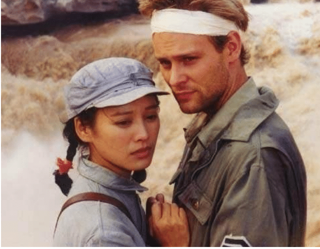 而孩子的爸爸就是曾和她拍摄过"红河谷"的美国演员保罗·克塞