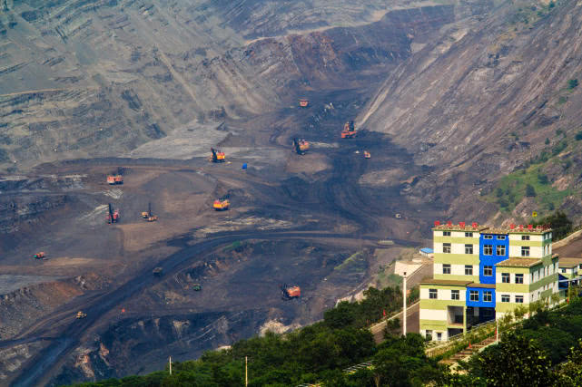 亚洲最大的矿坑至今已有一百多年历史曾被日本人运走大量煤矿