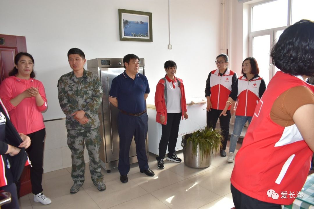 粽香飘进军营长海县红十字会和县退役军人局端午节走访慰问黄海前哨