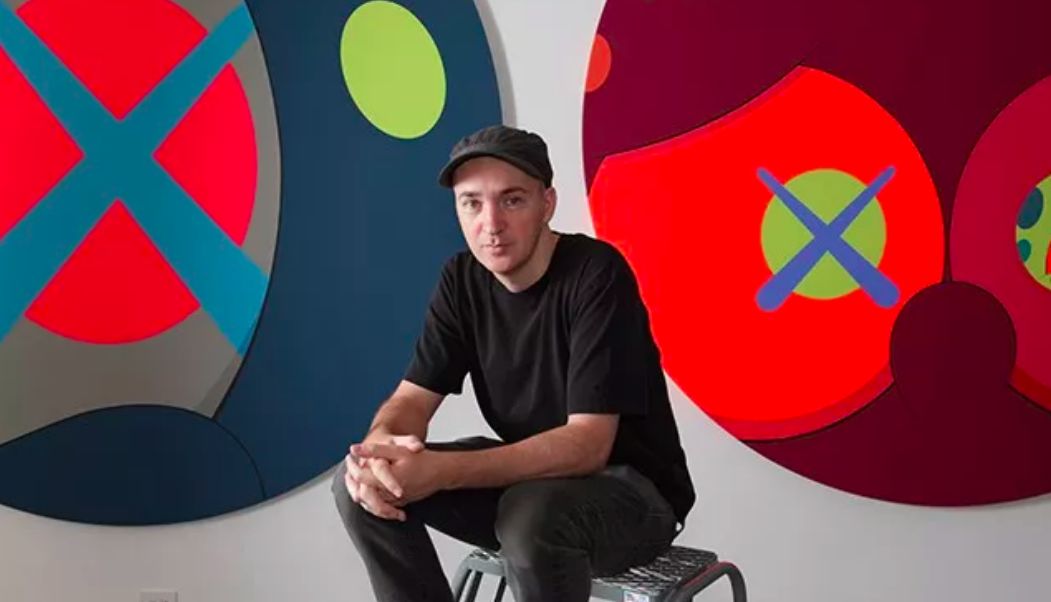 一件体恤抢成这样kaws的家才叫壕随便一抱枕都是艺术品