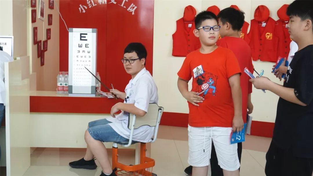 真担心他们的视力费劲的小表情看着他们测视力时戴眼镜的同学就有近半