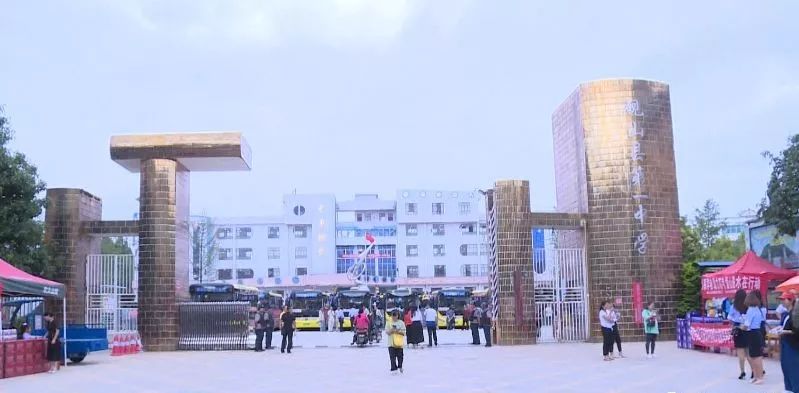 上午7点30分,当记者来到砚山县一中考点时,只见考生们已经早早就等候