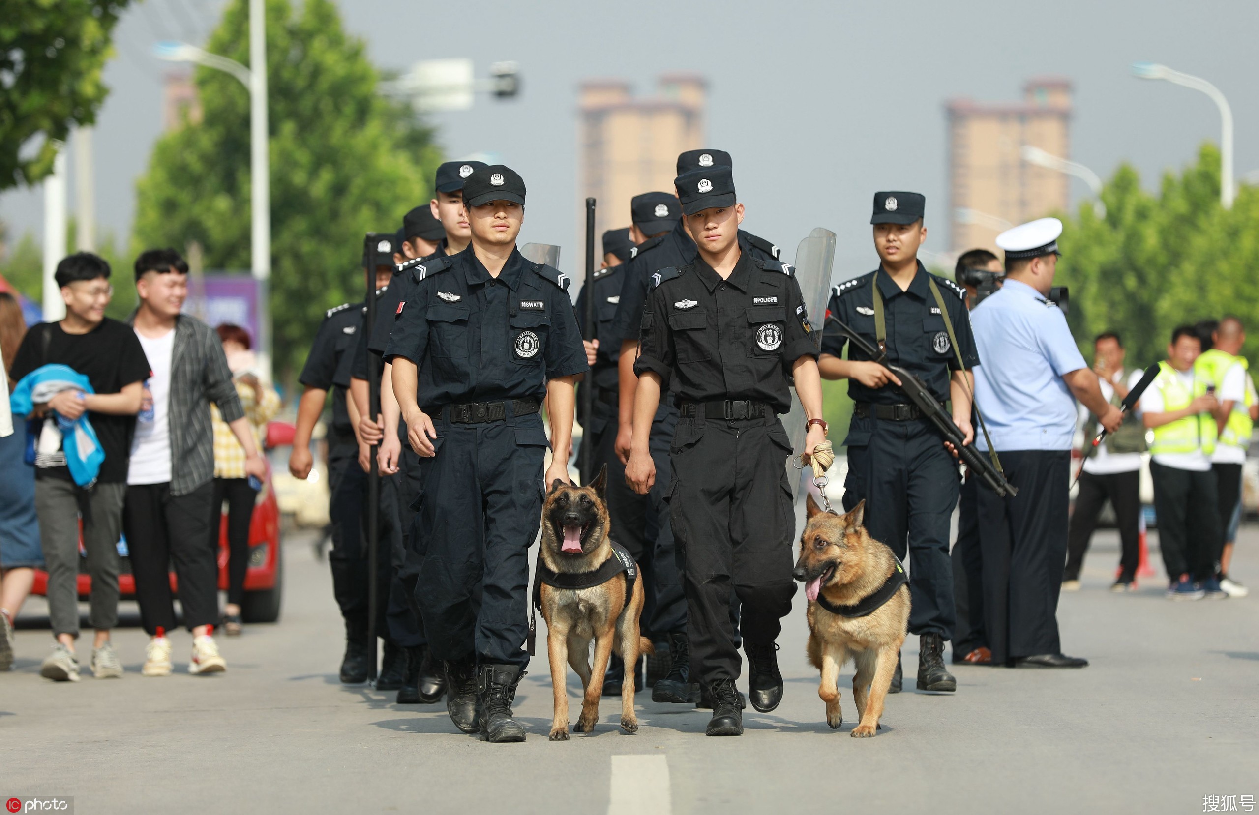 2019年高考拉开帷幕考场附近警犬巡逻保安全