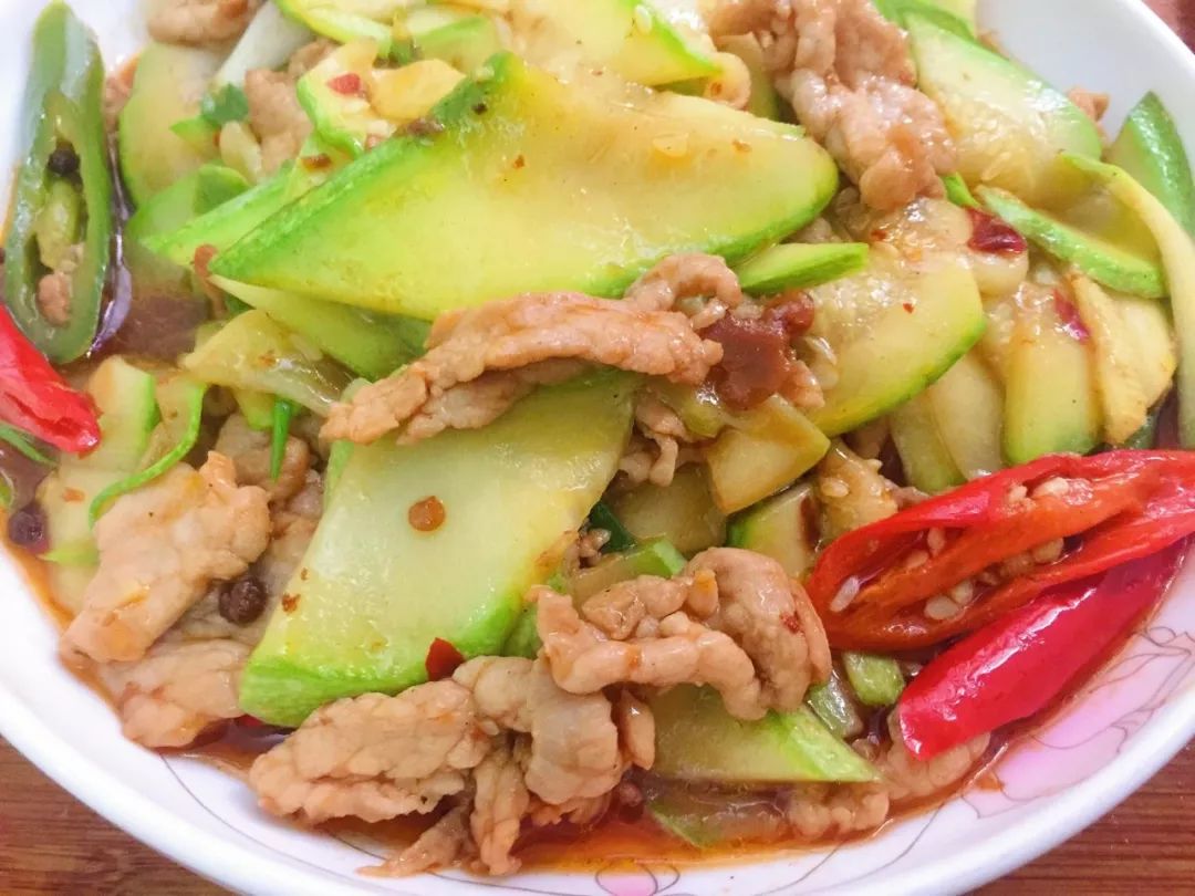 西红柿炒牛柳,生瓜炒肉片清真大黄鱼,金针菇炒肉丝,今日推荐菜单:今天