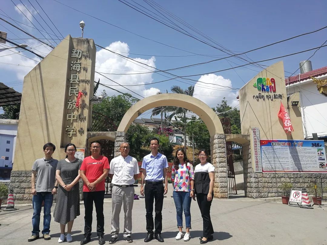 在松江区教育局的指导下,民乐学校与云南省西双版纳州勐海县民族中学