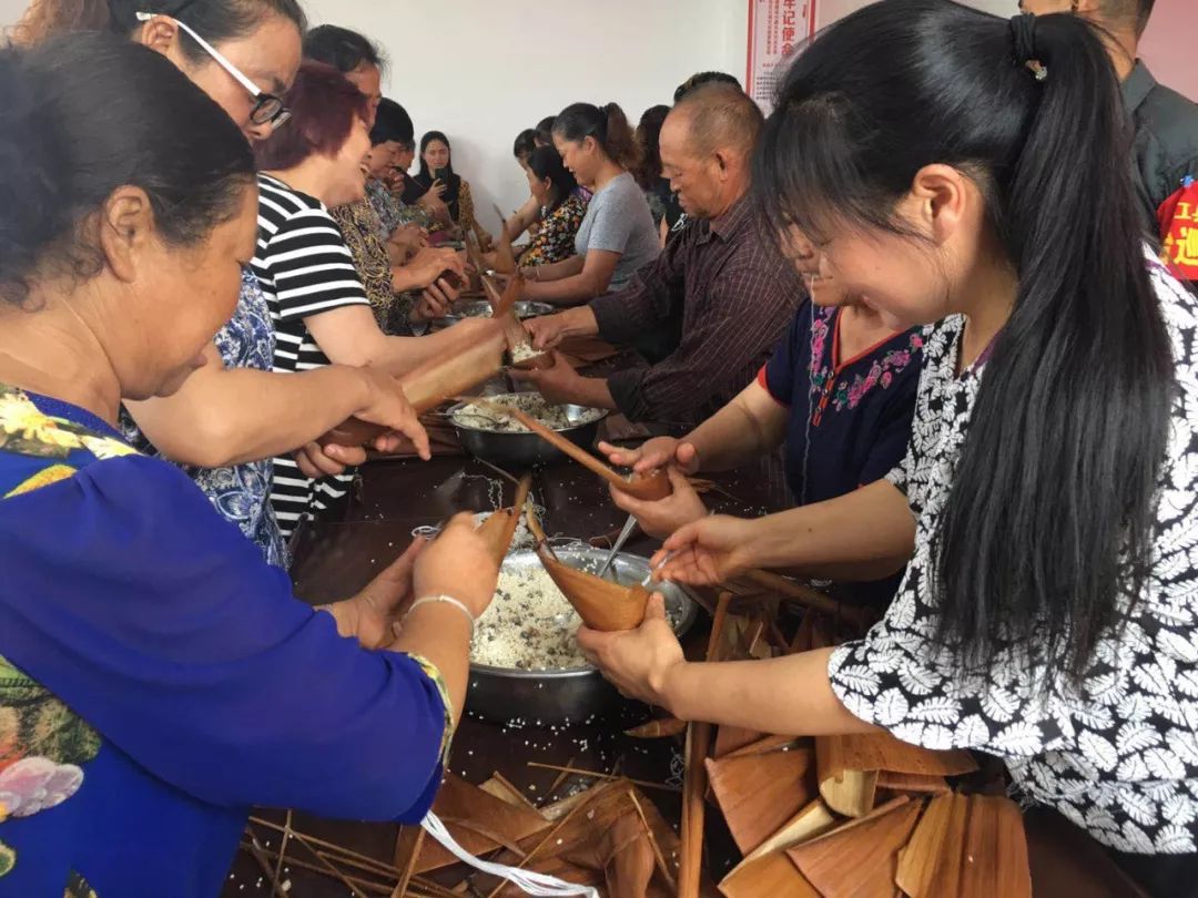 浓浓乡里情粽香十里飘记西来镇高桥社区马福村端午节包粽子比赛