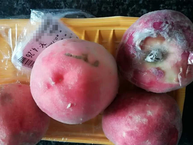 在超市挑选水果时,一定要仔细挑选,以免买到变质