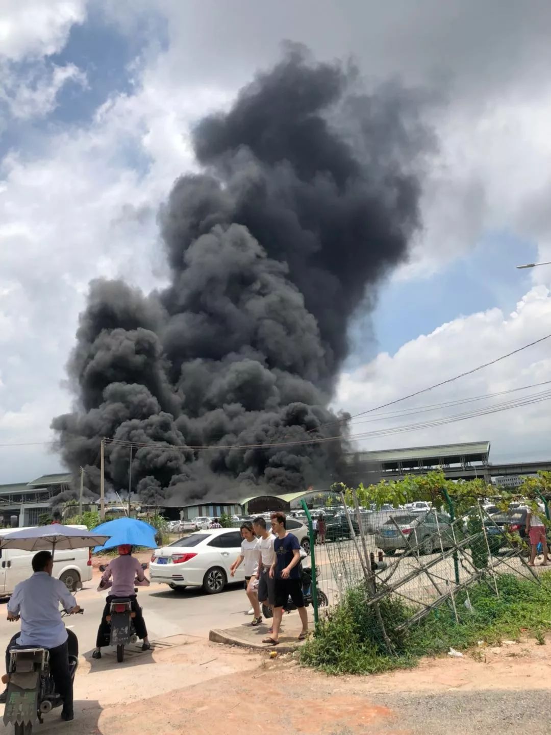 突发东莞虎门高铁站附近发生火灾黑烟滚滚