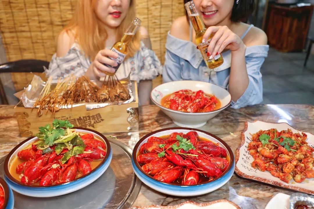 "和朋友簇拥在一起热热闹闹,才叫真的吃宵夜嘛!