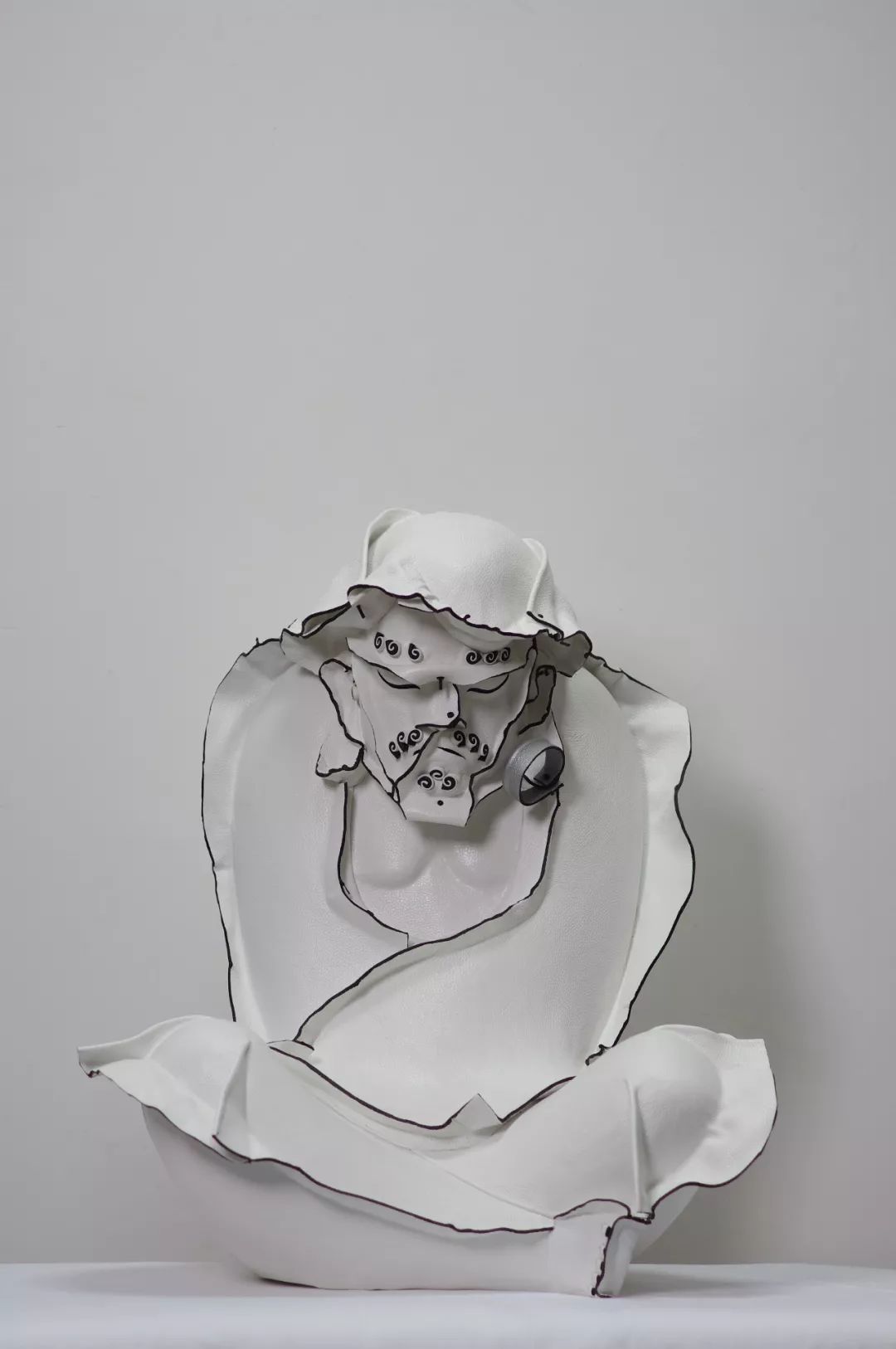 禅意系列《凡夫》100x60x100cm 牛皮,综合材料 2019《蓝色骨头》之二