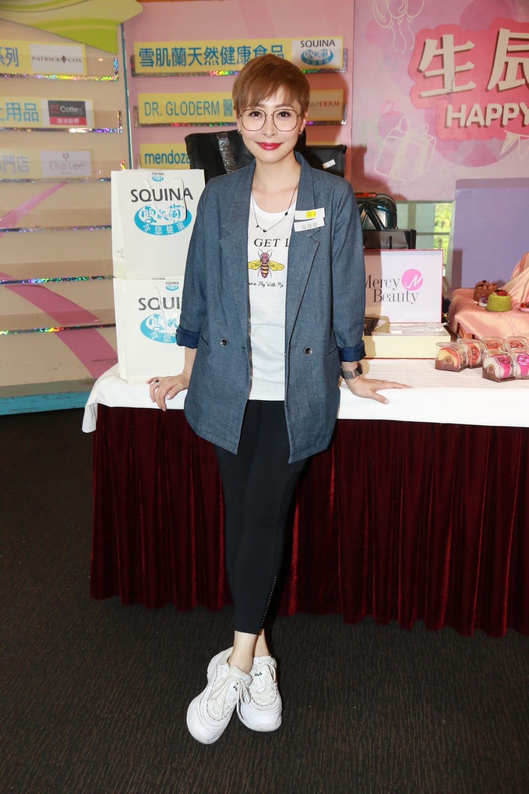 动作明星钱嘉乐妻子汤盈盈庆祝44岁生日,瘦身7磅,自称20多岁_钱小豪