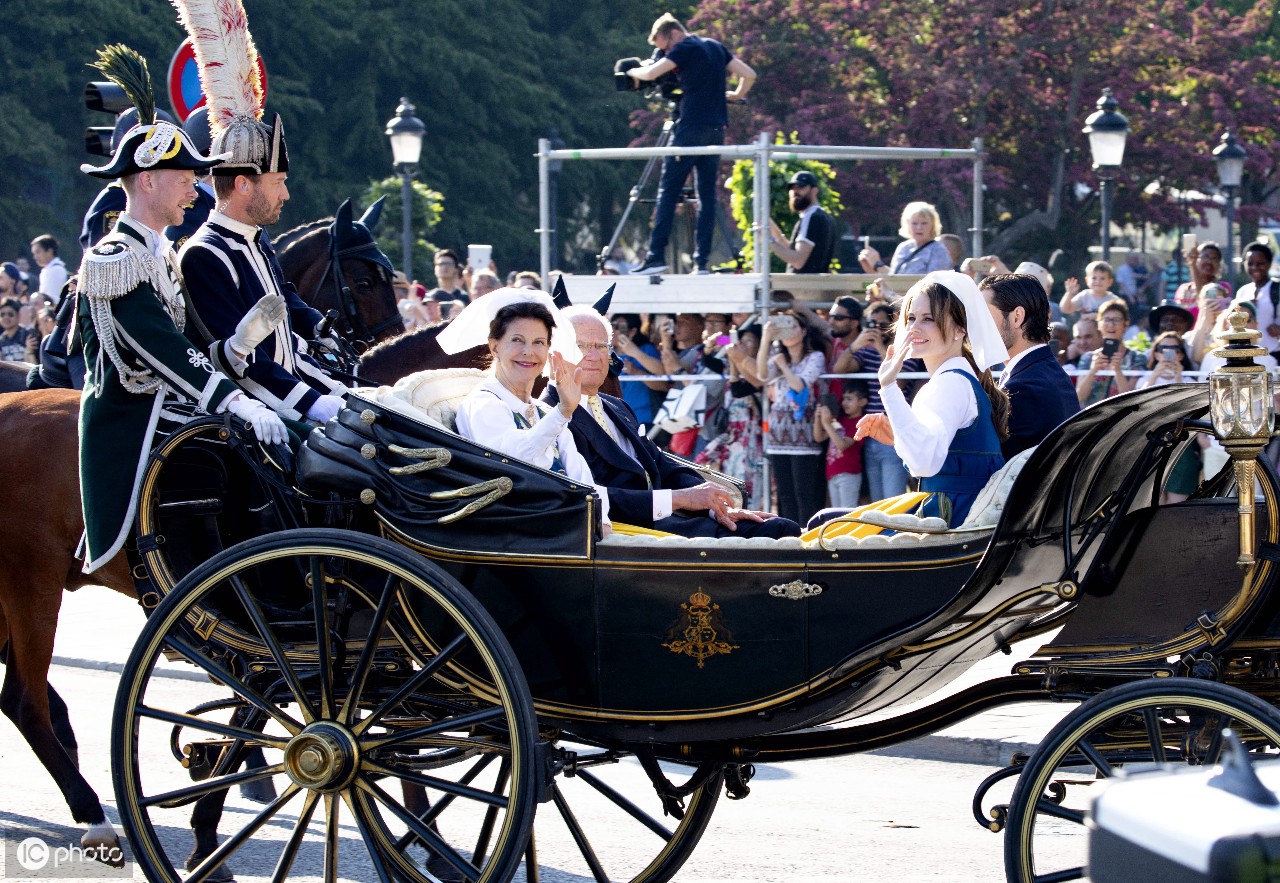 瑞典庆祝国庆:国王,王后与与民众共同庆祝瑞典国庆日