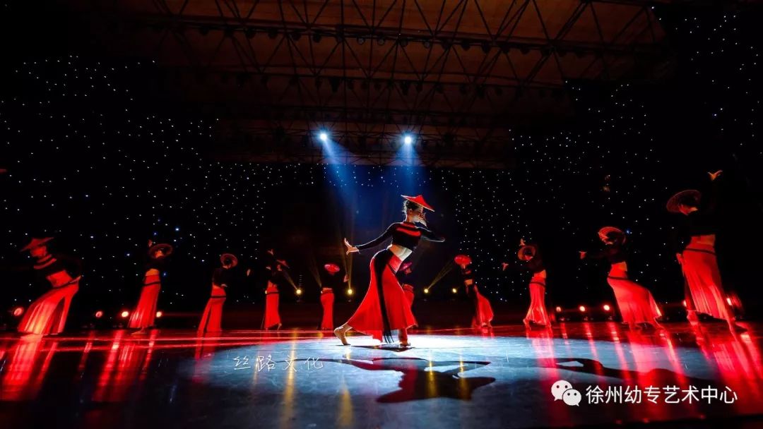 我校大学生舞蹈团舞蹈专场汇报家园演出圆满成功