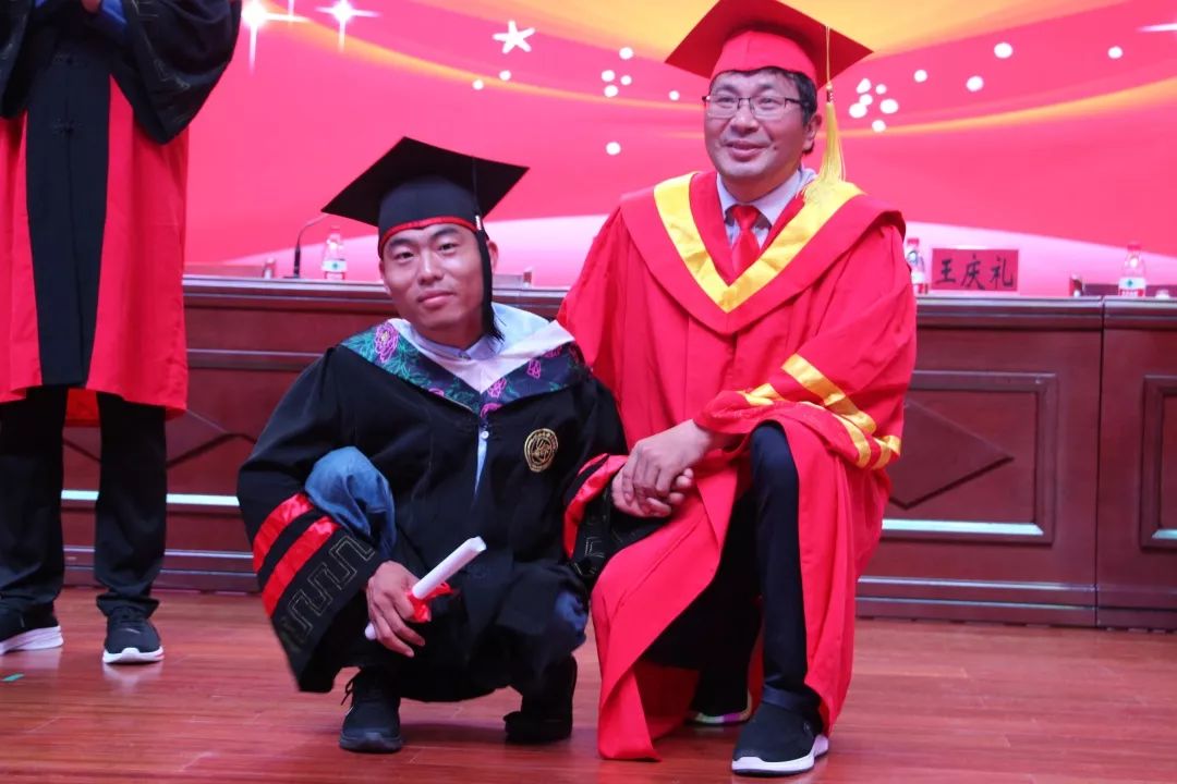 毕业生代表李创业努力实现自己的梦想和人生价值不给人生留下遗憾