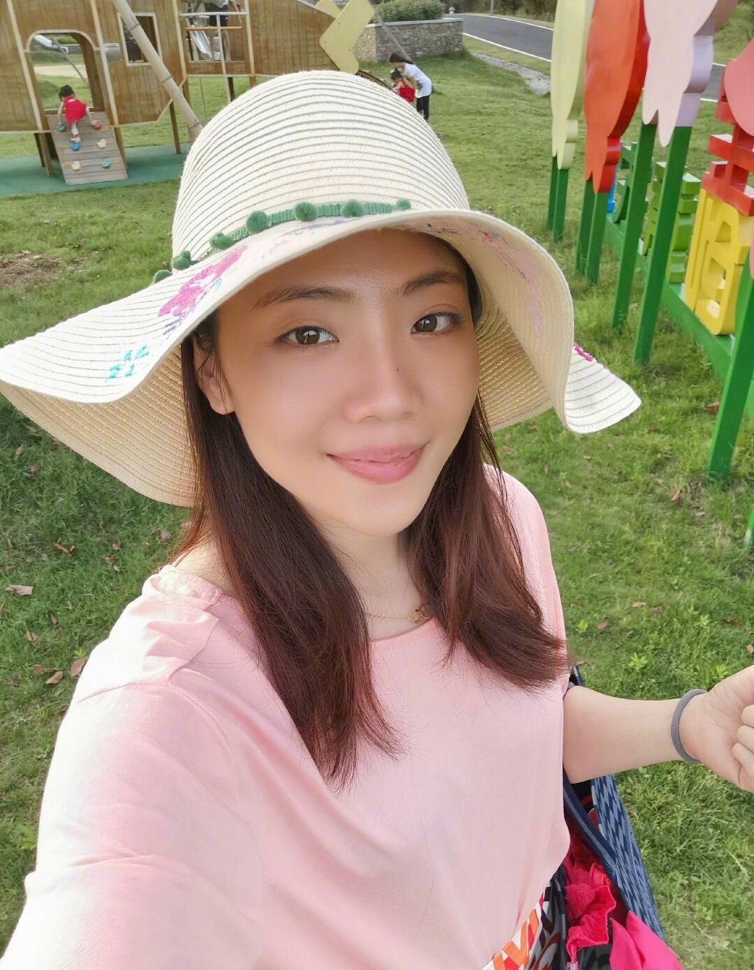 原创杨云晒一家五口近照杨威在忙着包粽子杨阳洋兄妹仨开心地玩耍