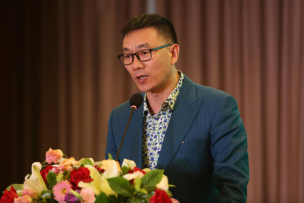 媒体代表刘朝阳讲话著名华语歌手,环保功勋人物冯光献唱会议期间,2019