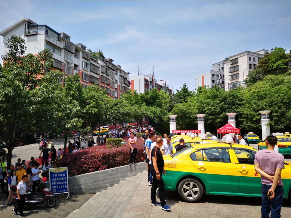 庞大的爱心车队为考生的出行提供了便利私家车,出租车,呼我出行网约车