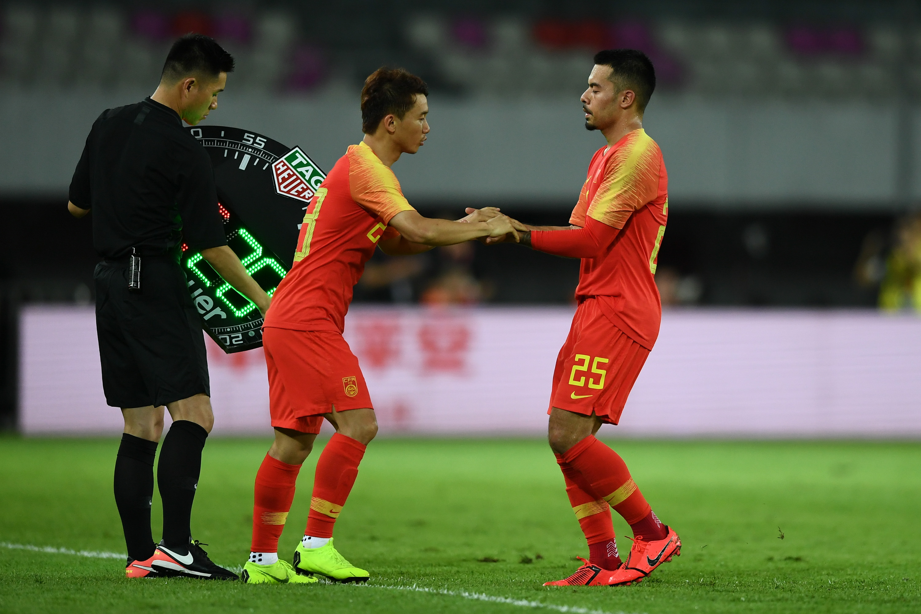 首位归化球员助国足小胜菲律宾背后里皮单独指导拿球稳拦截准