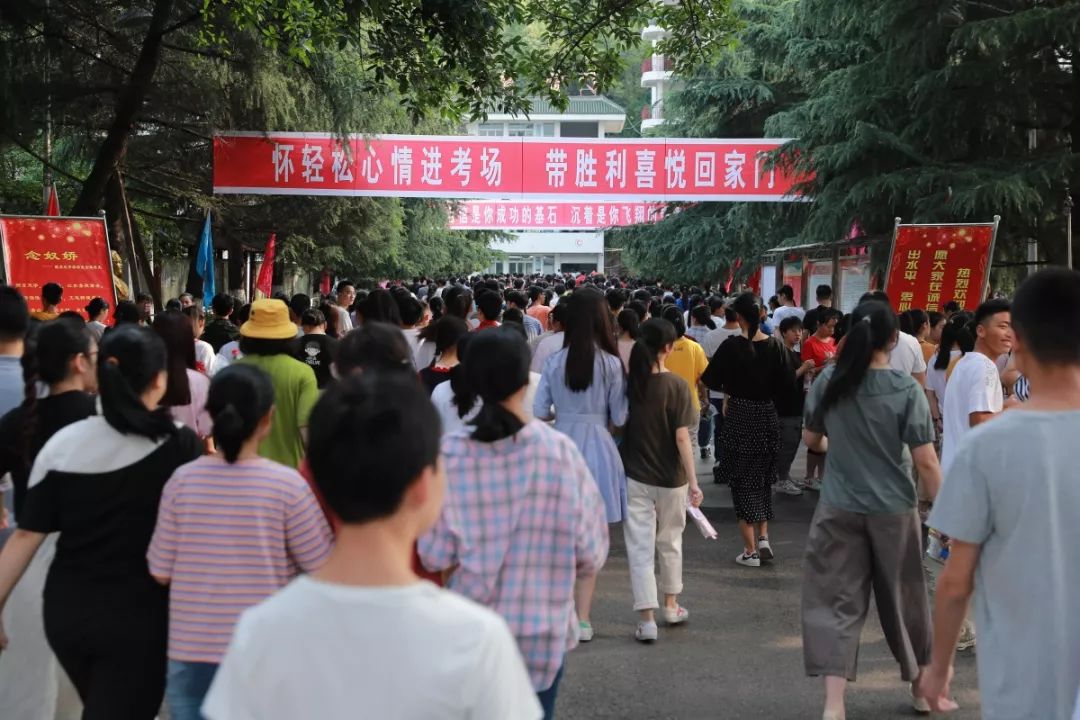 考点分别设在阆中中学和东风中学