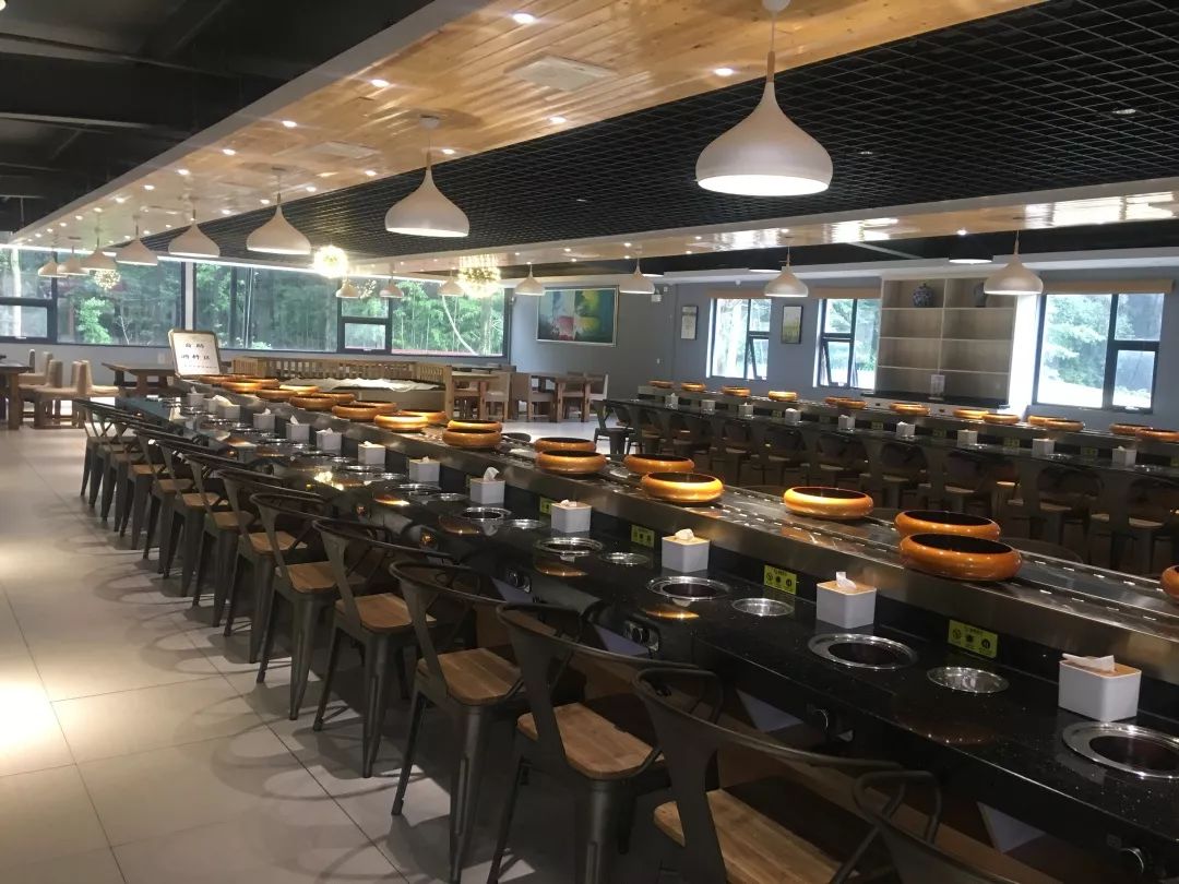 火锅自助餐完全不用担心带娃来没有东西玩甚至还有儿童游乐池只要你来