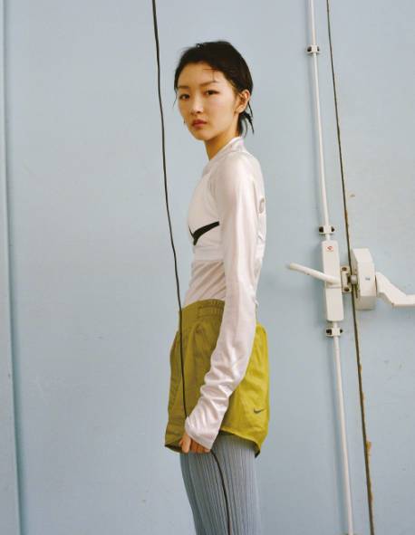 原创周冬雨继寸头造型后,时尚大片秀"平板"身材,看得网友心疼