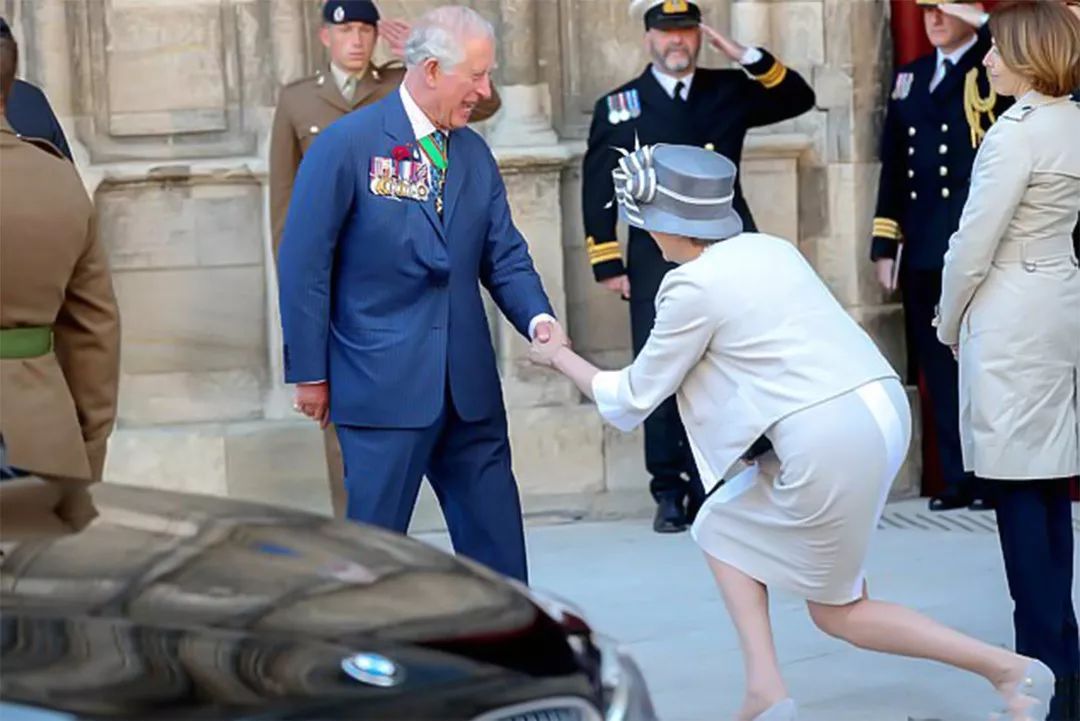 身材高挑的梅姨和戴安娜王妃一样,行的屈膝礼非常到位和优雅,堪称是