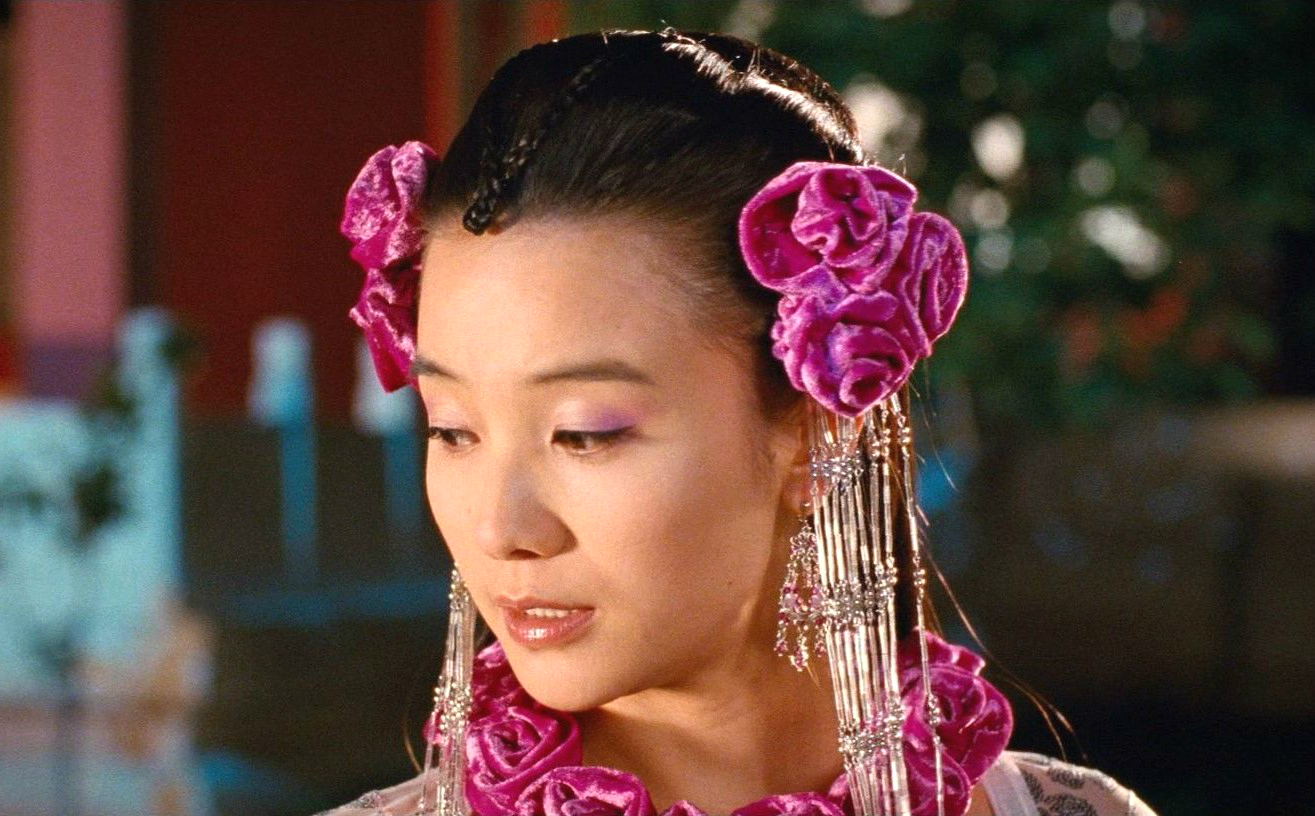 《楚留香传奇》中秋瓷炫扮演石观音,她不仅是沙漠中最美丽的女子,同时