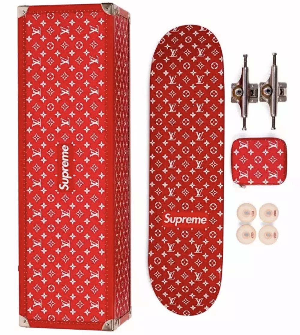 滑板,板面图案各不相同,几乎囊括了supreme上世纪末成立以来所有的