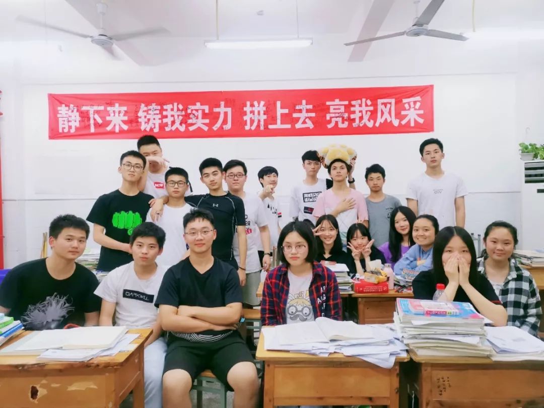 毕业快乐重庆十八中两江实验中学的同学们来取照片了