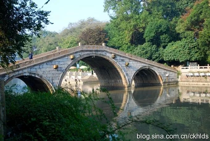 广济桥原在常州市区西仓街,俗称西仓桥,跨京杭大运河,三孔石拱桥,东西